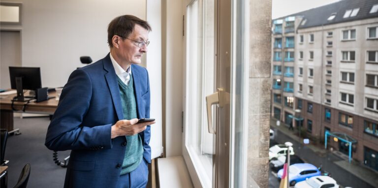 Karl Lauterbach (SPD), Bundesminister für Gesundheit, aufgenommen in seinem Büro im temporären Bau des Gesundheitsministeriums.