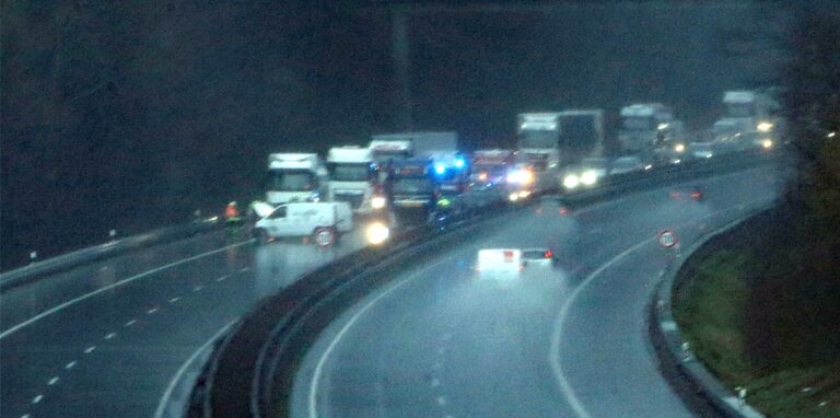 Ein quer stehender Transporter blockierte die A 43 Richtung Münster.