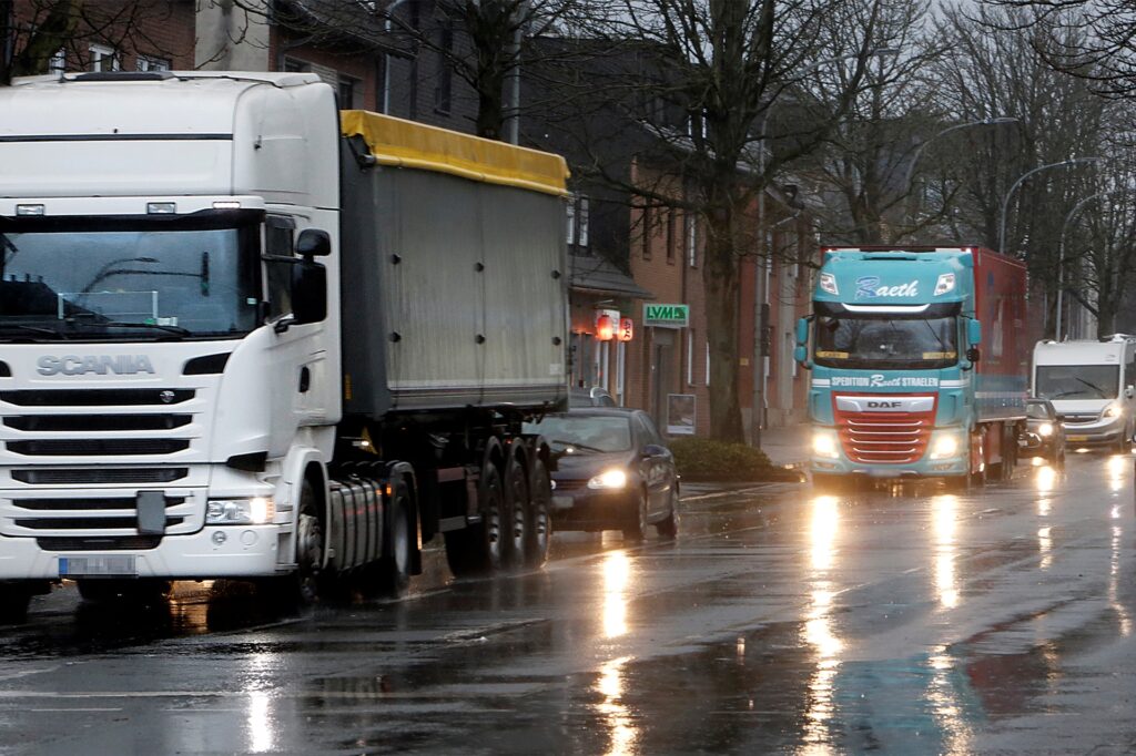 Auf der B58/Weseler Straße bildeten sich durch die Autobahnsperrung Richtung Münster lange LKW-Schlangen bei der Ortseinfahrt.