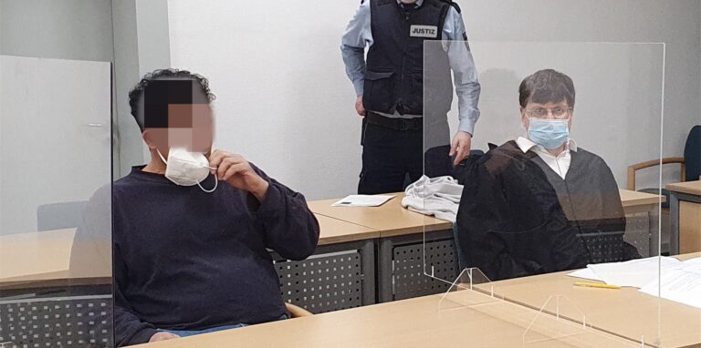 Das Foto zeigt den Angeklagten neben seinem Verteidiger Jens Tuschhoff.