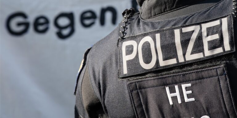 Das Wortgefecht eines Polizeibeamten mit dem Teilnehmer einer unangemeldeten Demonstration gegen Corona-Maßnahmen in Münster ist zum Internet-Hit geworden. (Symbolbild)