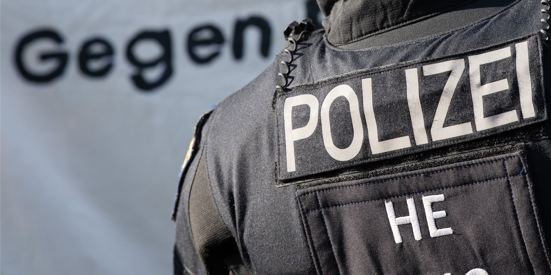 Das Wortgefecht eines Polizeibeamten mit dem Teilnehmer einer unangemeldeten Demonstration gegen Corona-Maßnahmen in Münster ist zum Internet-Hit geworden. (Symbolbild)