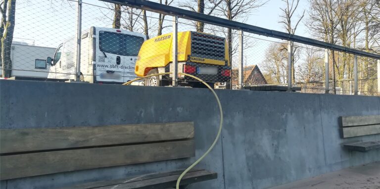 Die Halterner Firma Oberflächentechnik Dreckmann beseitigte Graffiti an der Stadtmühlenbucht.