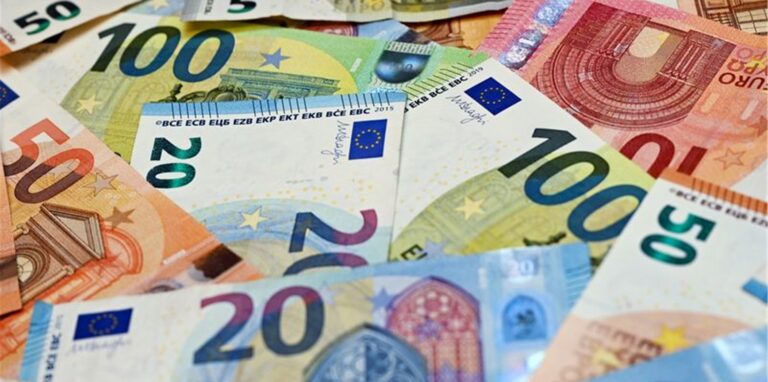 Besonders hart trifft die Inflation ärmere Haushalte. Sie müssen einen großen Teil ihres Einkommens für lebensnotwendige Güter wie Wohnen oder Lebensmittel aufwenden.
