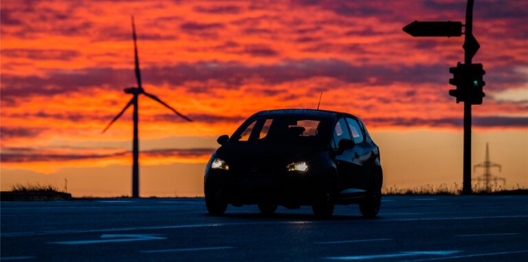Die Sonne geht beim Klimaschutz auf? Nicht unbedingt: Windräder lieferten im vorigen Jahr weniger Strom und im Verkehrssektor ging es nicht voran.