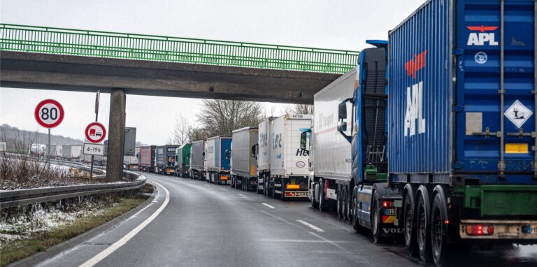 Die marode Brücke auf der A45 muss abgerissen werden.