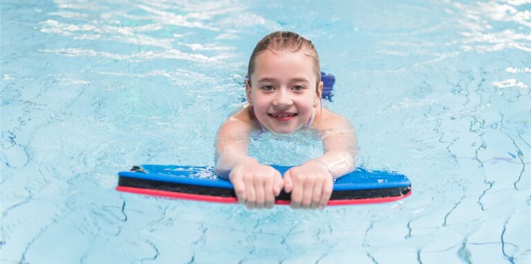 Um ins Wasser zu dürfen, müssen Kinder eine tagesaktuellen Corona-Test nachweisen können.
