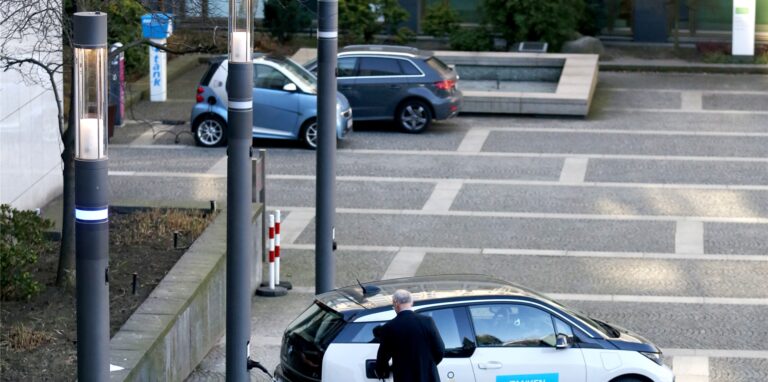 Smart Poles wie hier in Essen können als Wlan-Router und Ladesäule für Elektroautos dienen, außerdem können sie Bewegungsströme und Umweltdaten sammeln.