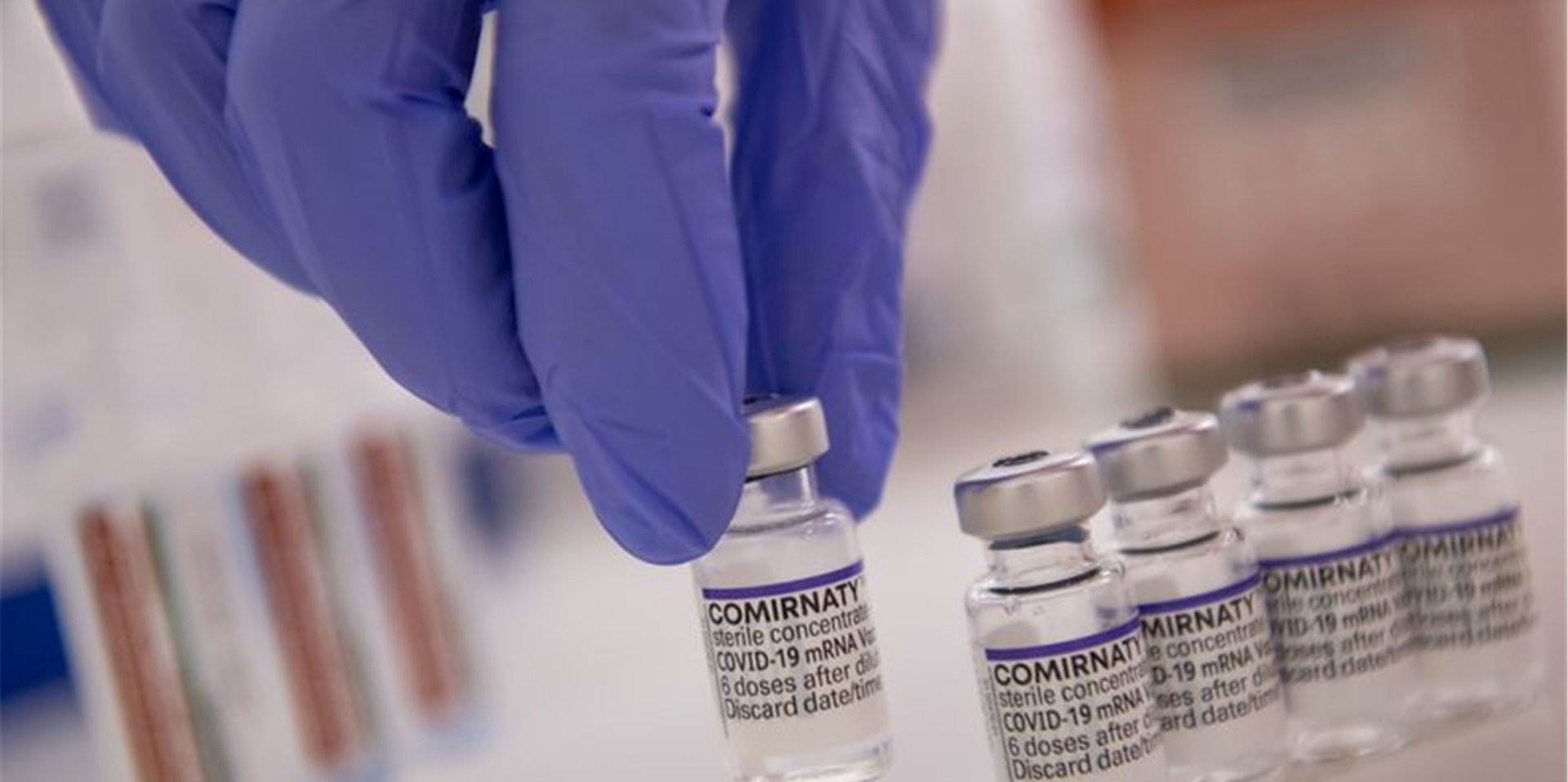 Symbolbild: Eine Arzthelferin hält eine Ampulle mit dem Corona-Impfstoff von Biontech/Pfizer in der Hand.