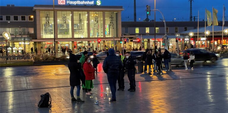 In den kommenden Tagen steAuf dem Platz der Deutschen Einheit haben sich vor dem Fußballmuseum in Dortmund einige wenige Gegner der Corona-Maßnahmen versammelt, um zu demonstrieren.