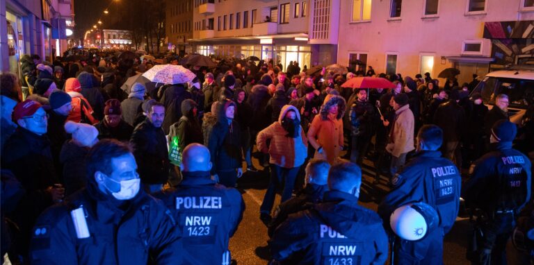 Eine Menschengruppe wird von der Polizei gestoppt. Vielerorts finden sogenannte «Corona-Spaziergänge» statt, deren Teilnehmer gegen die staatlichen Corona-Maßnahmen protestieren.