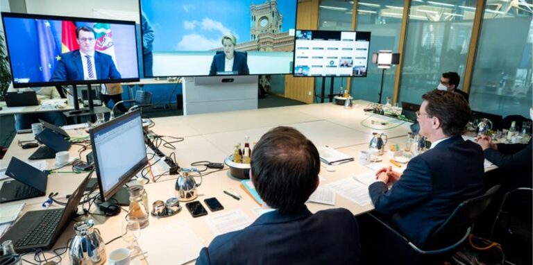 Vertreter von Bund und Ländern beraten in der Landesvertretung von Nordrhein-Westfalen und via Videokonferenz über neue Coronamaßnahmen in Deutschland.
