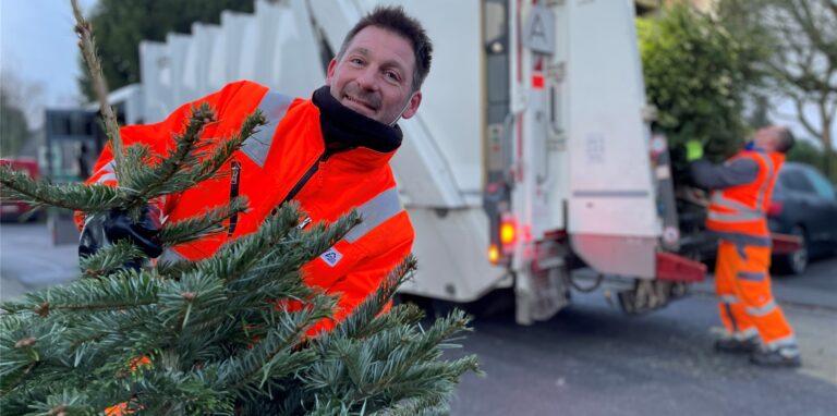 Rund 30 EUV-Mitarbeiter sammelten am 8.1.2022 Tausende Weihnachtsbäume in Castrop-Rauxel. Eines der acht Großfahrzeuge begleitete Müllwerker Timo Uebel.