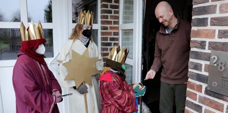 Die Sternsinger Franziska, Anna und Alois stießen auf große Spendenbereitschaft. Hier freut sich Dirk Neumann über ihren Besuch.