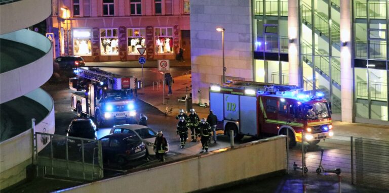 Die Feuerwehr rückte am Samstagabend (8.1.) in die Dortmunder City aus. Hier zu sehen: Die Silberstraße hinter dem betroffenen Gebäude.