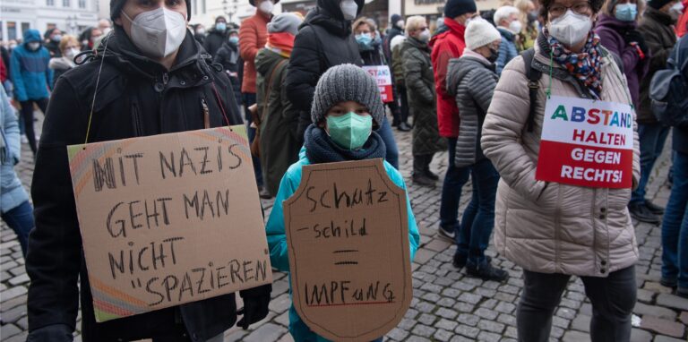 Gegen „Querdenker“ demonstrieren insgesamt mehr als 2000 Menschen in der Mindener Innenstadt.