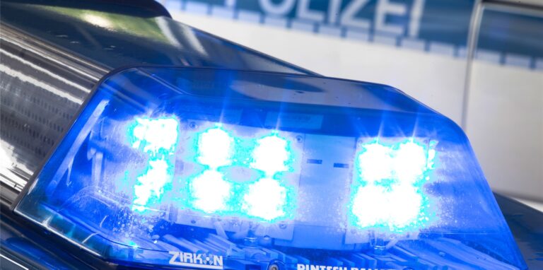 Bei einem Unfall auf der Dortmunder Straße in Castrop-Rauxel war Glätte im Spiel. Der Fahrer eines Pkw verlor die Kontrolle.