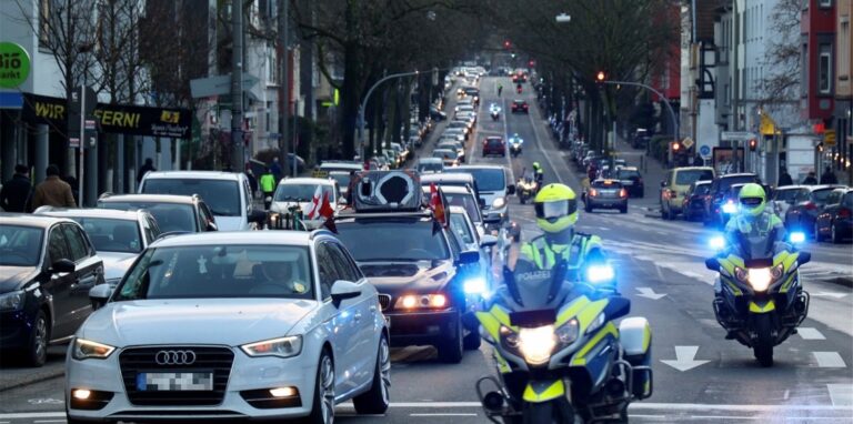 Ein ungewöhnlicher langer Querdenken-Autokorso fährt am Sonntag (9.1.) durch Dortmund. Ein Mitgrund ist ein zuvor ausgesprochenes Verbot der Stadt.