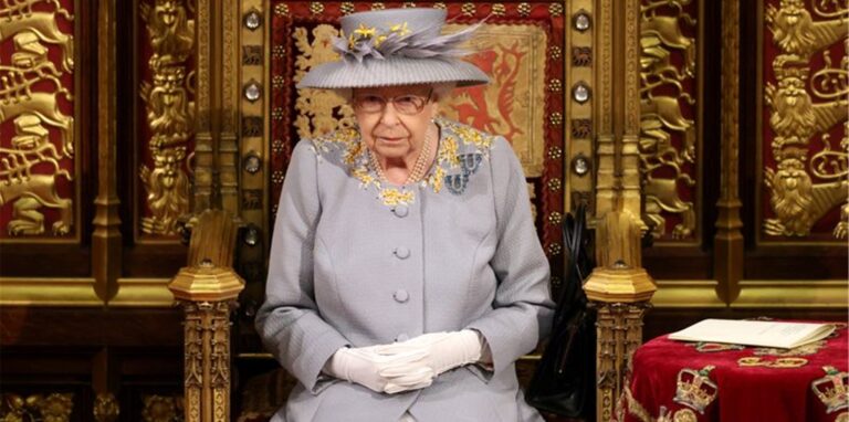 Königin Elizabeth II. hält eine Rede vom Thron im House of Lords im Londoner Palace of Westminster.