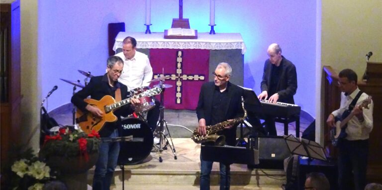 Neujahrsswing in der Gnadenkirche Wulfen mit der Jazz-Kombo Bb-Flat (v.l.): Karsten Spriestersbach, Oliver Hees, Ulrich Preisner, Ralf Nachtigall und Oliver Lehmkühler.