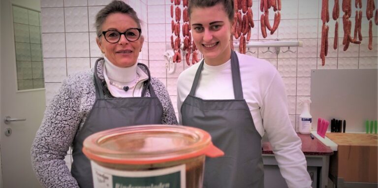 Claudia (l.) und Annabelle Kranefoer in ihrer neuen Fleischerei an der Bochumer Straße in Obercastrop. Die Kranefoers haben die Fleischerei von Familie Bols übernommen.