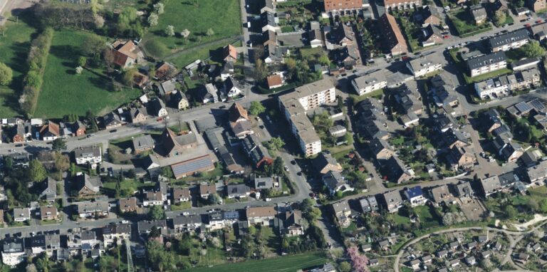 Zu sehen ist eine Luftaufnahme der Borghagener Straße in Castrop-Rauxel.