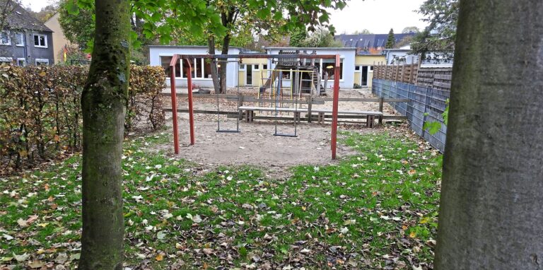 Der frühere städtische Kindergarten „Pusteblume“ an der Wörthstraße – hier der Spielplatz im Garten – ist zurzeit erneut menschenleer. Im Ausweichquartier der AWO-Kita „Wilde Wiese“ gab es einen Corona-Ausbruch.