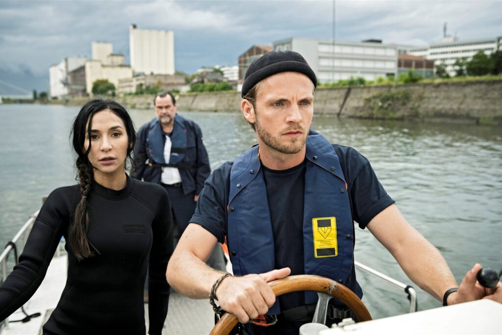 Die drei Hauptdarsteller Yasemin Cetinkaya, Markus John und Niklas Osterloh (v.l.n.r.) jagen Verbrecher im Duisburger Hafen. Ab dem 11. Januar zeigt die ARD die Krimiserie im Fernsehen. Die drei Hauptdarsteller Yasemin Cetinkaya, Markus John und Niklas Osterloh (v.l.n.r.) jagen Verbrecher im Duisburger Hafen. Ab dem 11. Januar zeigt die ARD die Krimiserie im Fernsehen.