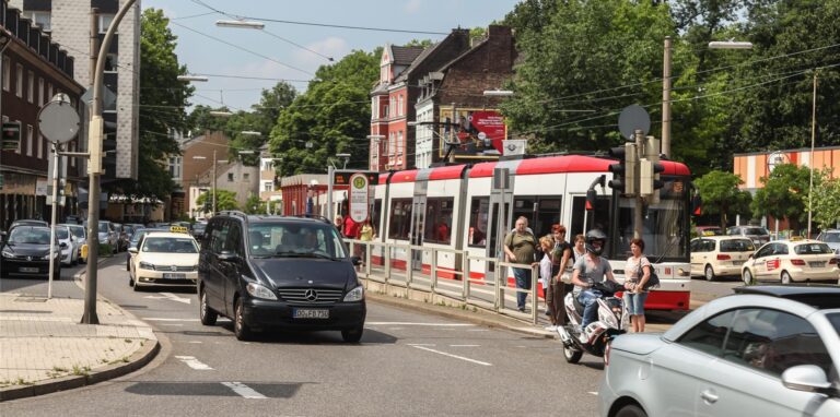 Direkt auf dem Körner Hellweg, in der Nähe der Straßenbahnhaltestelle Am Zehnthof liegt die Spielhalle, die am Dienstag von zwei unbekannten Tätern überfallen wurde. (Archiv)