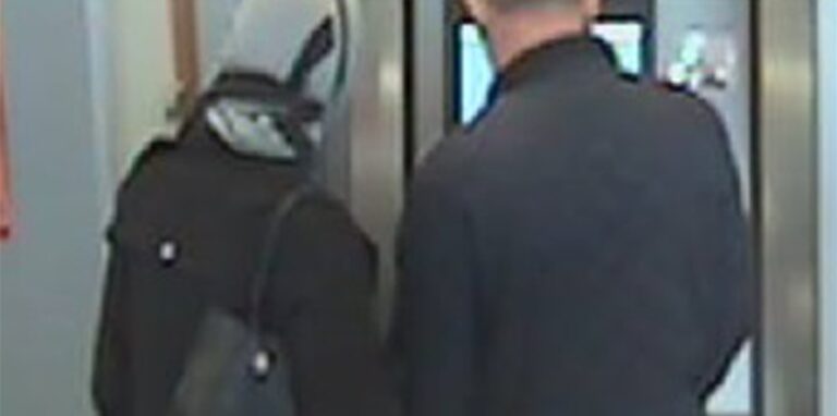 Mit drei Fotos aus Überwachungskameras von Geldautomaten sucht die Polizei nach einem Gauner-Trio.
