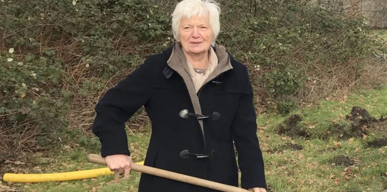 Notburga Henke, im Bild noch als grüne Umweltausschusschefin bei einer Pflanzaktion, will ihre Teilnahme an Ratssitzungen ohne Beachtung der 3G-Regeln weiter gerichtlich klären.