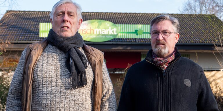 Die Nachbarn Wolfgang Gehrmann (l.) und Egbert Spielbrink beobachten seit drei Jahren, wie Gebäude und Grundstück des ehemaligen Frischemarkts Schober an der Holbeinstraße verwahrlosen.