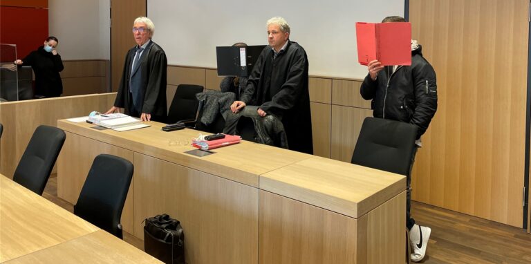 Der zweite Prozess um das Schicksal eines vor Jahren offenbar schwer misshandelten Säuglings aus Herten ist auf die Zielgerade eingebogen. Im Bild: die Angeklagten und ihre Verteidiger kurz vor dem Prozessauftakt.