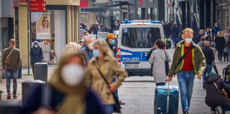 Auf dem Westenhellweg gilt weiterhin zwischen 9 und 20 Uhr die Maskenpflicht – genau wie auf dem Ostenhellweg und den Dortmunder Wochenmärkten. (Archiv)