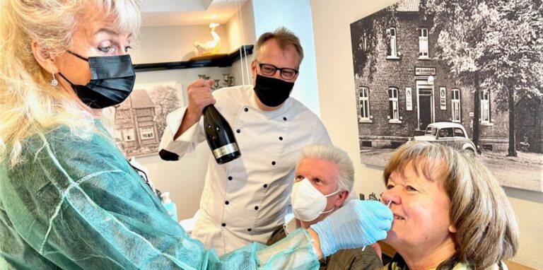 Gastronom Günther Overkamp (2.v.l.) hat eine Teststelle im Haus – schon seit Oktober.
