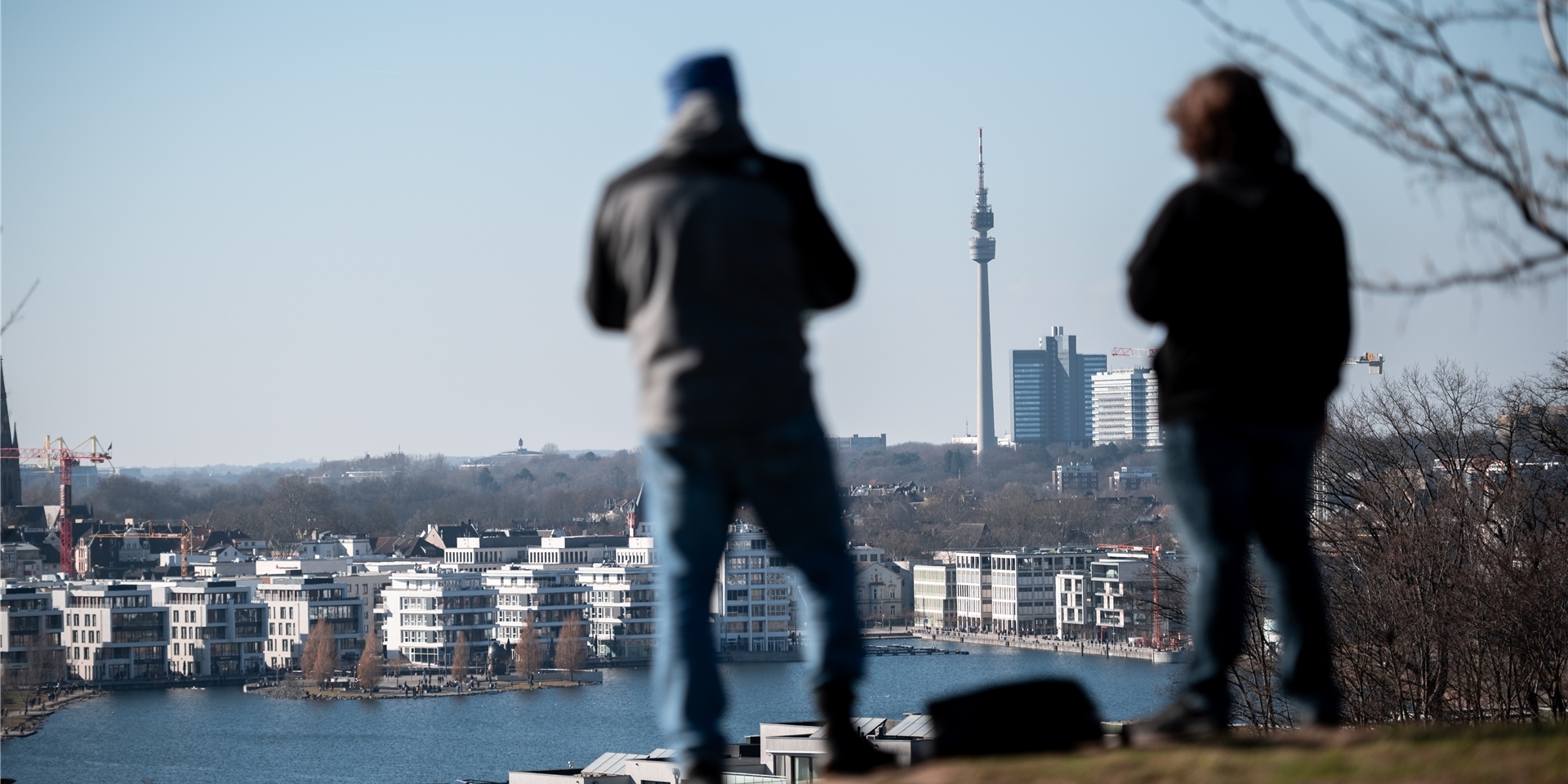 Menschen stehen auf dem Kaiserberg am Phoenix-See.