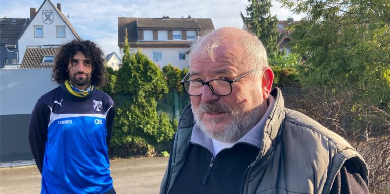 Günter Heibowitz (vorne) und Onur Kocakaya, der an der Mulvanystraße wohnt, können sich an die Holzstraße in Richtung Lambertus-Kindergarten gar nicht mehr in einem tadellosen Zustand erinnern.