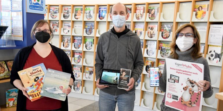 Die Hertener Stadtbibliothek wird noch digitaler. Die neuen Angebote stellen (v.l.) die Diplom-Bibliothekare Verena Milosek und Michael Muszula gemeinsam mit der kommissarischen Leiterin Elke Hodde-Kalich vor.