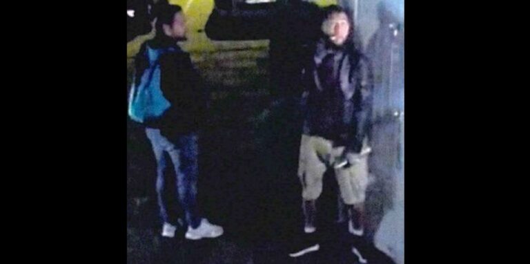 Das Foto aus einer Überwachungskamera zeigt die zwei Tatverdächtigen.