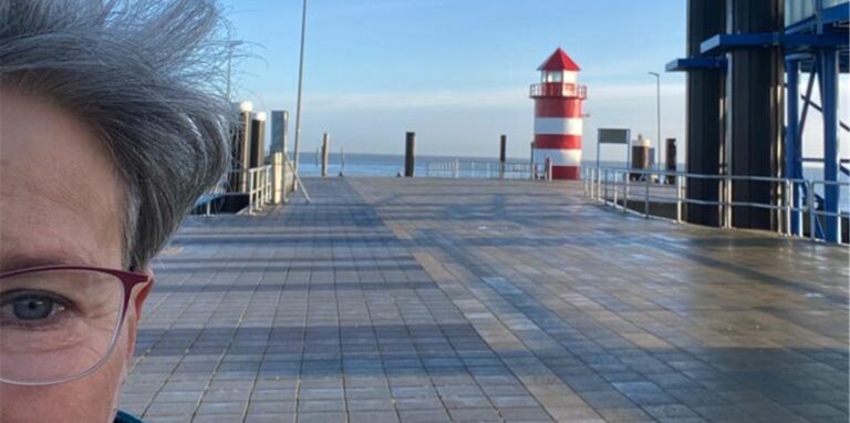 Susanne J. (58) ist jetzt auf der Nordsee-Insel Föhr. Sie sich dort von ihrer Long-Covid-Erkrankung erholen. Bei uns schildert sie, was ihre Infektion vor über einem Jahr bis heute für sie bedeutet.