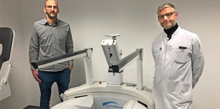 Dr. Arne Scheffer, Standortleiter von MVZ Prof. Dr. Uhlenbrock in Castrop-Rauxel, und Dr. Uwe Klapper, Chefarzt am St.-Rochus-Hospital, sind begeistert von den Möglichkeiten der digitalen Volumentomographie.