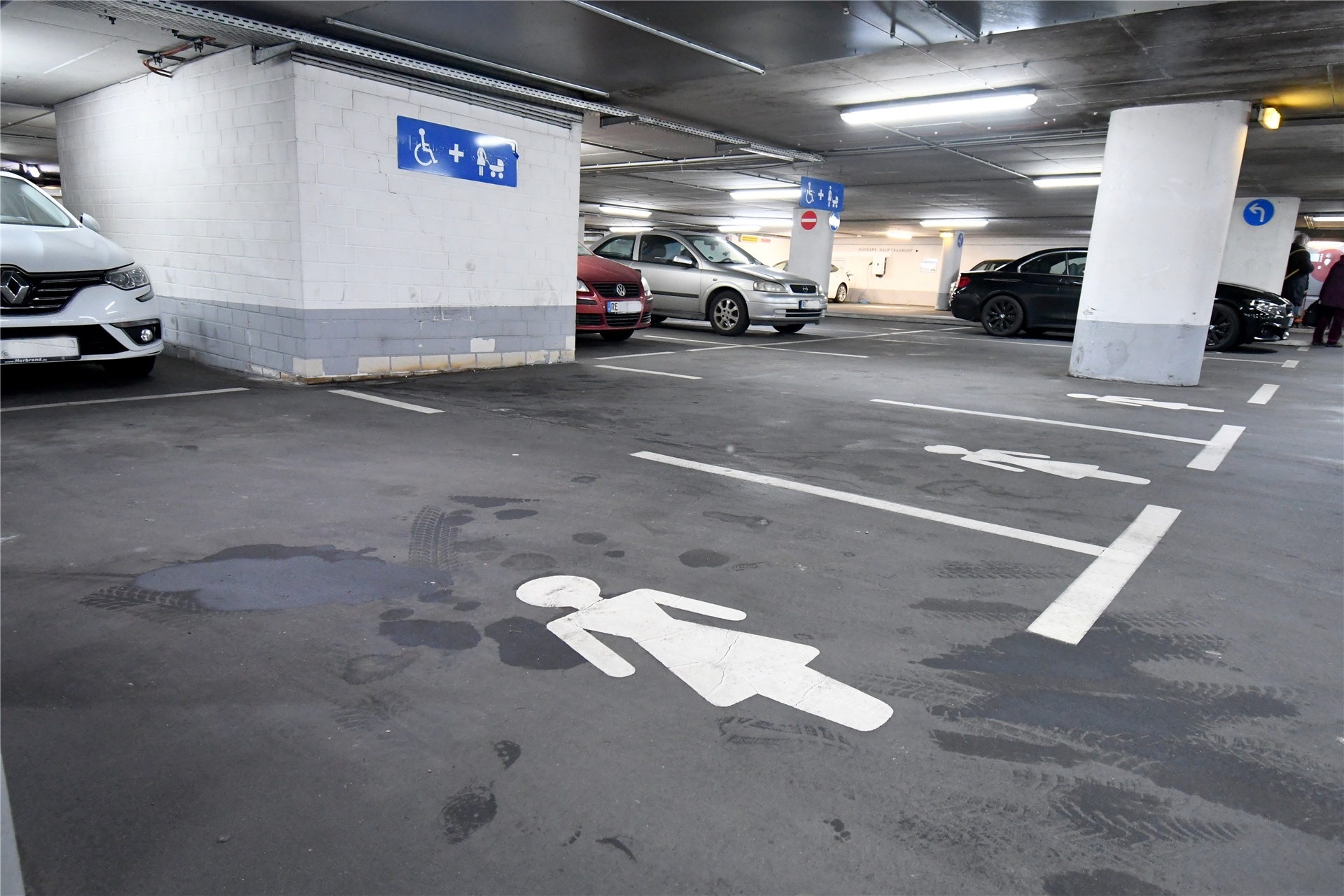 Der mutmaßliche Tatort: Die Tiefgarage am Hauptbahnhof in Recklinghausen.