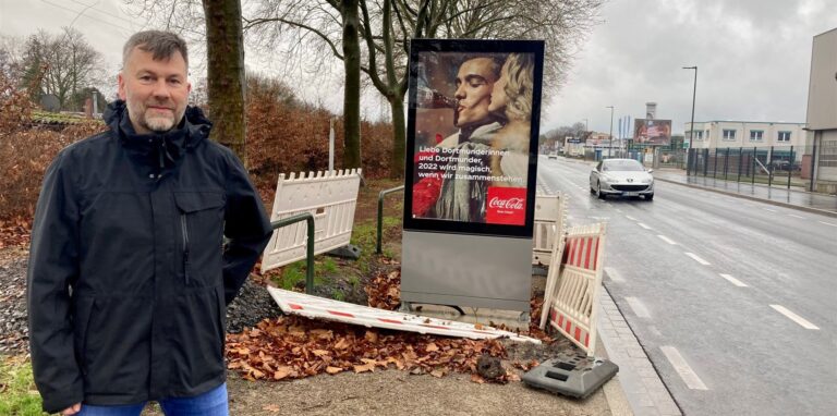 Dirk Becker wunderte sich über die neue Werbeanlage an der Hannöverschen Straße. Inzwischen ist klar: Sie steht nicht auf einem Gehweg, sondern auf einem Parkstreifen.