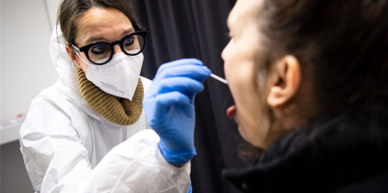 Wer positiv auf die Omikron-Variante getestet wurde, kann die Quarantäne verkürzen. Der Bundesrat hat den neuen Quarantäne-Regeln zugestimmt.