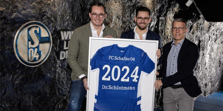 Haben seit 2022 zusammengearbeitet: die Zahnärzte Luca und Lennart Schlotmann sowie Schalkes mittlerweile ehemaliger Sportvorstand Peter Knäbel.
