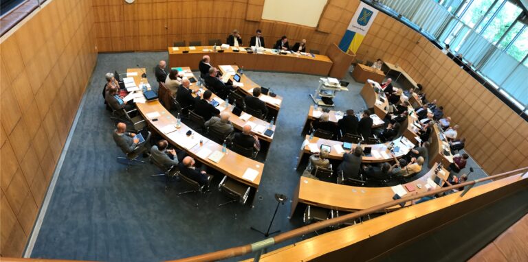 Der Ratssaal der Stadt Castrop-Rauxel. Die Gremienarbeit kostet samt begleitendem Personal, Aufwandsentschädigungen und Fraktionszuwendungen im Jahr 2022 rund 850.000 Euro aus dem Haushalt.