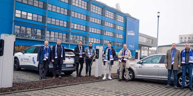 Die Vertreter des VfL Bochum zusammen mit ihrem Castrop-Rauxeler Partner Prof. Dr. Ulrich Breilmann am Parkplatz am Vonovia-Ruhrstadion.