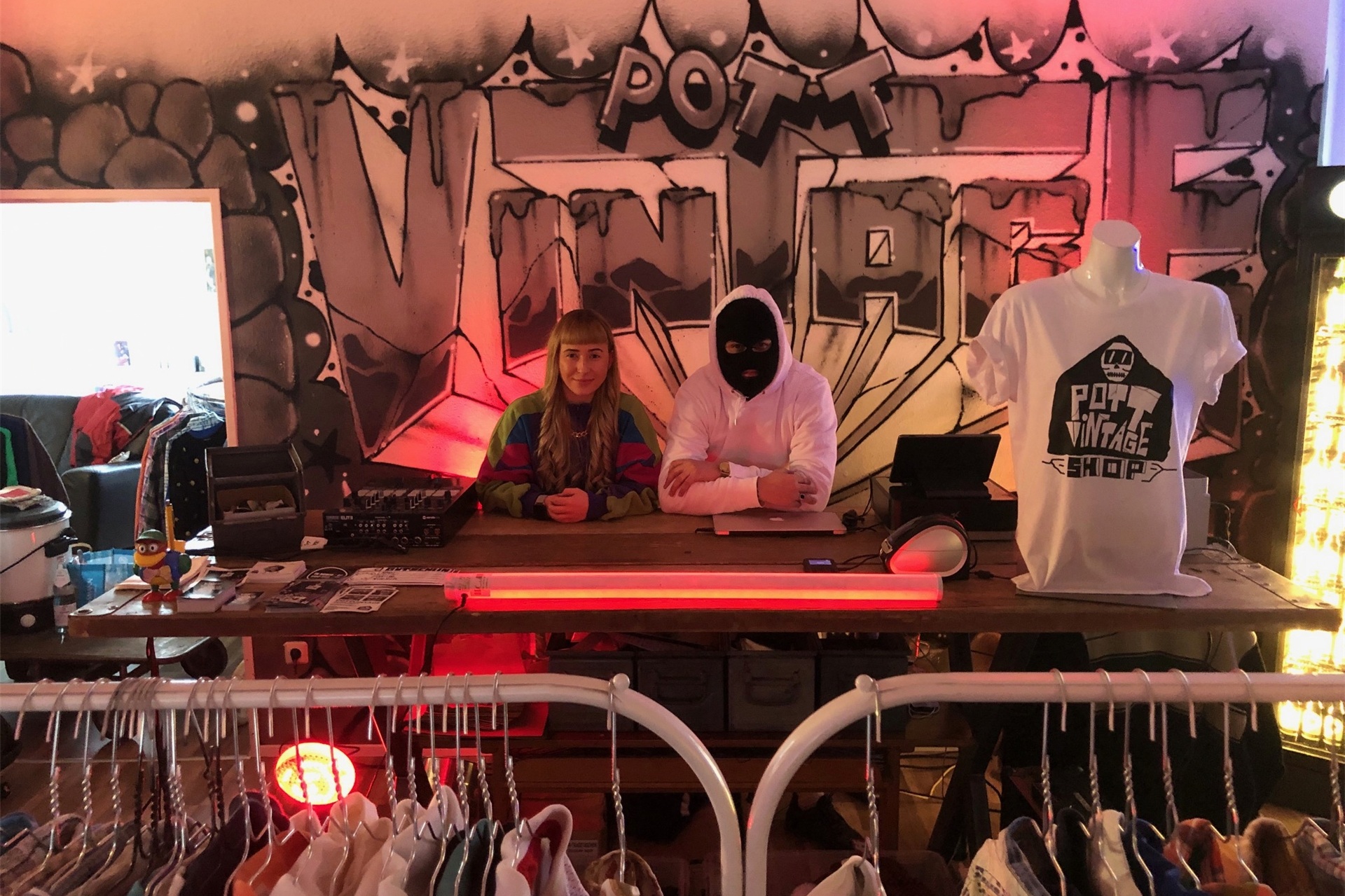 Megan Kenny (l.) und Kreativkopf „Tonyklicklack“ am selbstgebauten Holztresen von Pottvintage, der gelegentlich zum DJ-Pult wird und Drehscheibe des Showrooms ist.