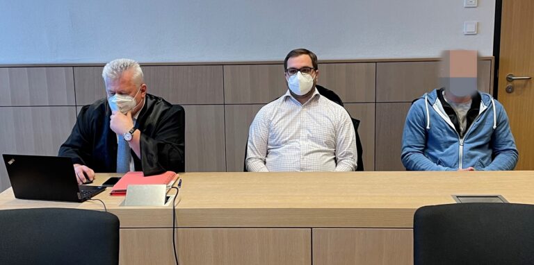 Ein mutmaßlicher Zuhälter (rechts im Bild) soll in einer Wohnung in Castrop-Rauxel Frauen ausgebeutet haben. Neben dem Angeklagten im Bild: Verteidiger Michael Emde (ganz links) und ein Dolmetscher (Mitte).