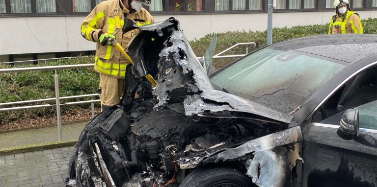 Der Motorblock und die Front des Mercedes wurden von dem Feuer komplett vernichtet.